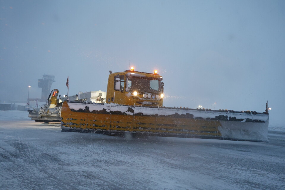 SNØ: Bakkemannskaper fjerner snø fra fly før avgang på Kristiansand lufthavn, Kjevik. Bildet viser at bakkemannskaper fjerner snø fra fly før avgang på Kristiansand lufthavn, Kjevik.