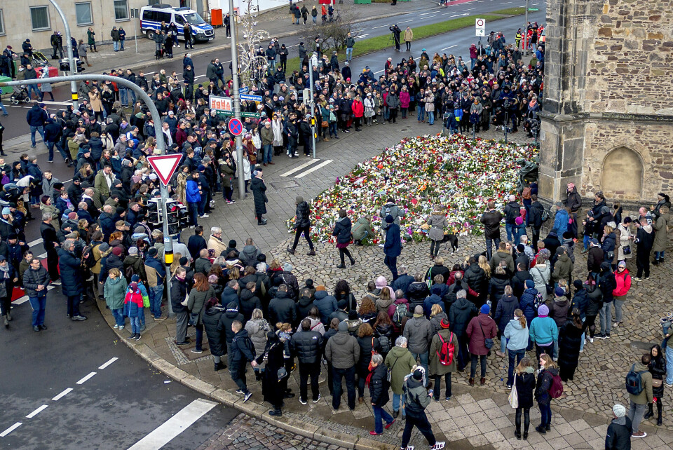SAMLET: Mennesker var samlet i Magdeburg søndag ettermiddag. Bildet viser mennesker som er samlet til minnestund ved Johanneskirche i Magdeburg søndag ettermiddag. Foto: Michael Probst / AP / NTB