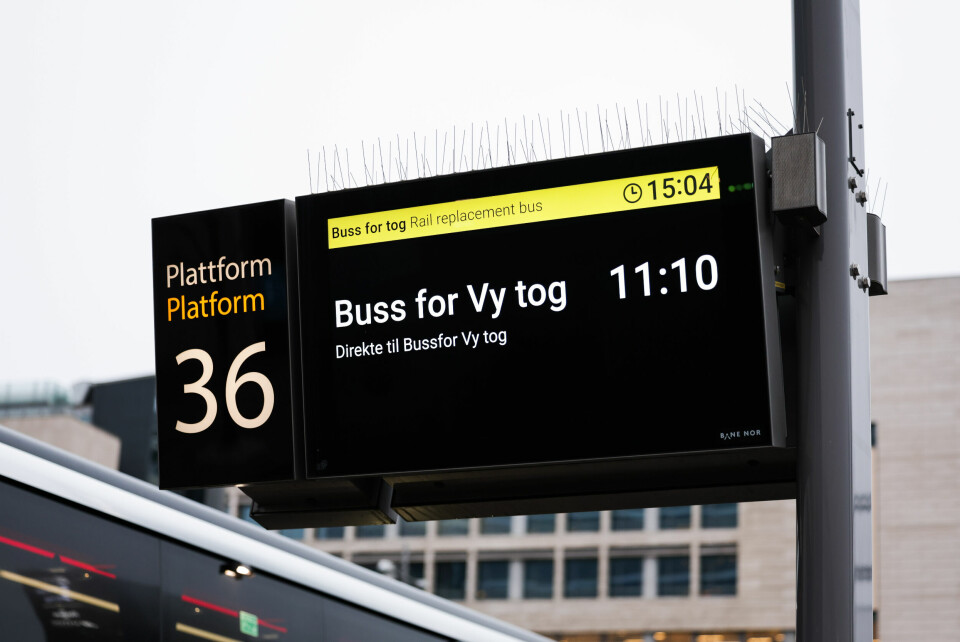 TRANSPORT: Det er satt opp buss for tog ettersom togene på Oslo S er innstilt. Dette er en beskjed togpendlerne får med jevne mellomrom. Det er satt opp buss for tog ettersom togene på Oslo S er innstilt. Det er full stans i togtrafikken i hele landet på grunn av feil på kommunikasjonssystemet mellom togene og toglederne. Foto: Amanda Pedersen Giske / NTB