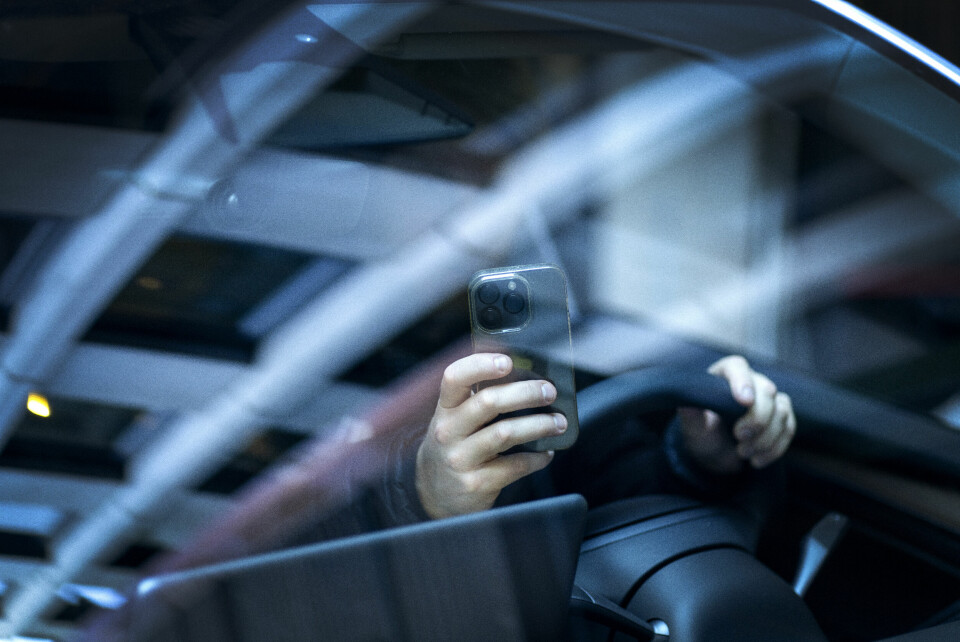 FORBUDT: Det er forbudt å bruke mobiltelefon mens du kjører bil. Blir du tatt, kan det koste deg dyrt. Nordmenn betalte til saman nesten 60 millionar kroner i mobilbøter i 2024. Foto: Gorm Kallestad / NTB / NPK