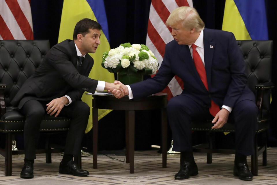 SNAKKET SAMMEN: Donald Trump og Volodymyr Zelenskyj snakket sammen på telefon onsdag. Ukrainas president Volodymyr Zelenskyj (t.v.) håper Demokratene vinner valget i USA i høst, hevder ekspresident og presidentkandidat Donald Trump. Her er de to fotografert da de møttes i 2019. Foto: Evan Vucci / AP / NTB