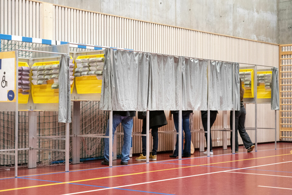SNART VALG: I september avgjør folket hvem som skal få styre Norge. Bildet viser folk som stemmer. Foto: Gorm Kallestad / NTB