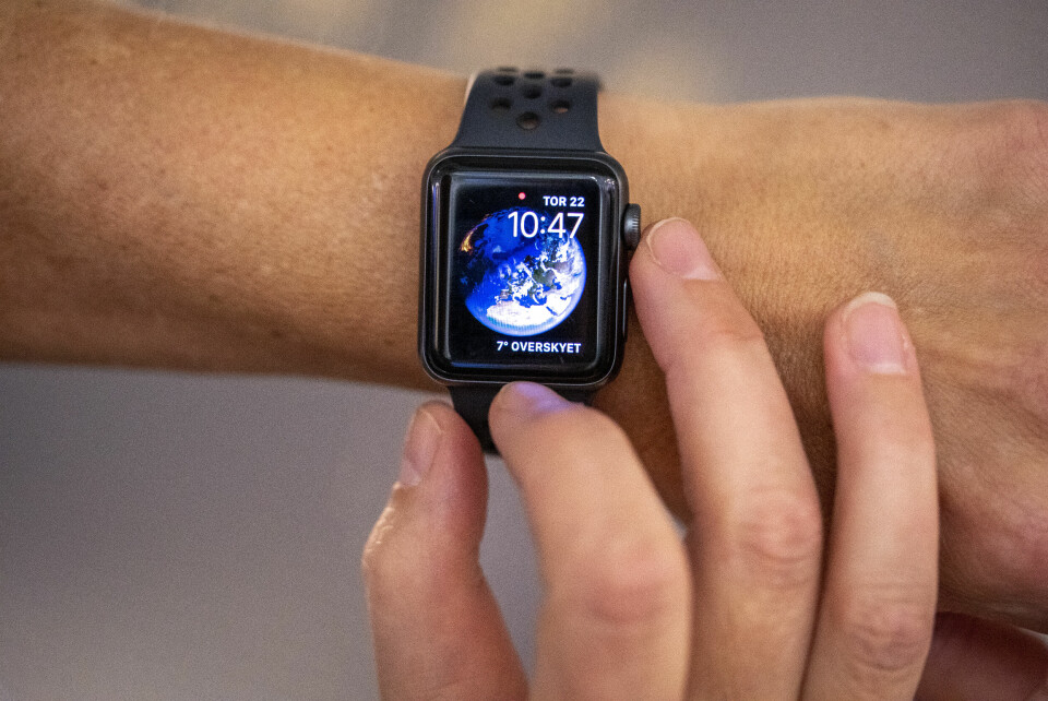 SOMMERTID 2025: Natt til søndag 30. mars stiller vi klokka én time fram. Bildet viser en smartklokke på en arm. Foto: Heiko Junge / NTB