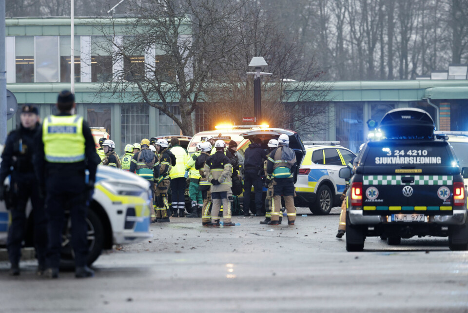SKYTING: Skytingen i Sverige tirsdag tok 11 liv. Den mistenkte er blant de døde. Bildet viser nødetatene på stedet der det ble skutt ved en skole i Örebro. Foto: Kicki Nilsson / TT / AP / NTB