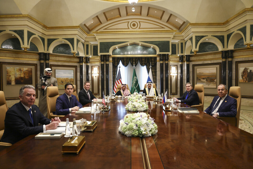 SAMMEN: USA og Russland er i møte i Saudi-Arabia. Til venstre sitter USA sine folk, på den andre siden sitter Russland sine. Bildet viser deltagerne på et møte mellom USA og Russland i Saudi-Arabia. Foto: Evelyn Hockstein/Pool Photo via AP / NTB