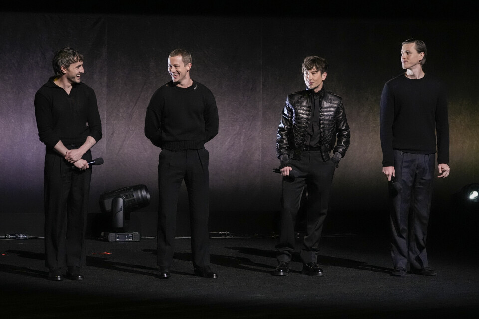 THE BEATLES: Her er skuespillerne som skal spille de fire hovedrollene. Fra venstre: Paul Mescal (Paul), Joseph Quinn (George), Barry Keoghan (Ringo) og Harris Dickinson (John) under presentasjonen mandag kveld. Her er Beatles-skuespillerne som snart skal i sving med innspillingen: F.v. Paul Mescal (Paul), Joseph Quinn (George), Barry Keoghan (Ringo) og Harris Dickinson (John) under presentasjonen i Las Vegas mandag kveld. Foto: Chris Pizzello / AP / NTB