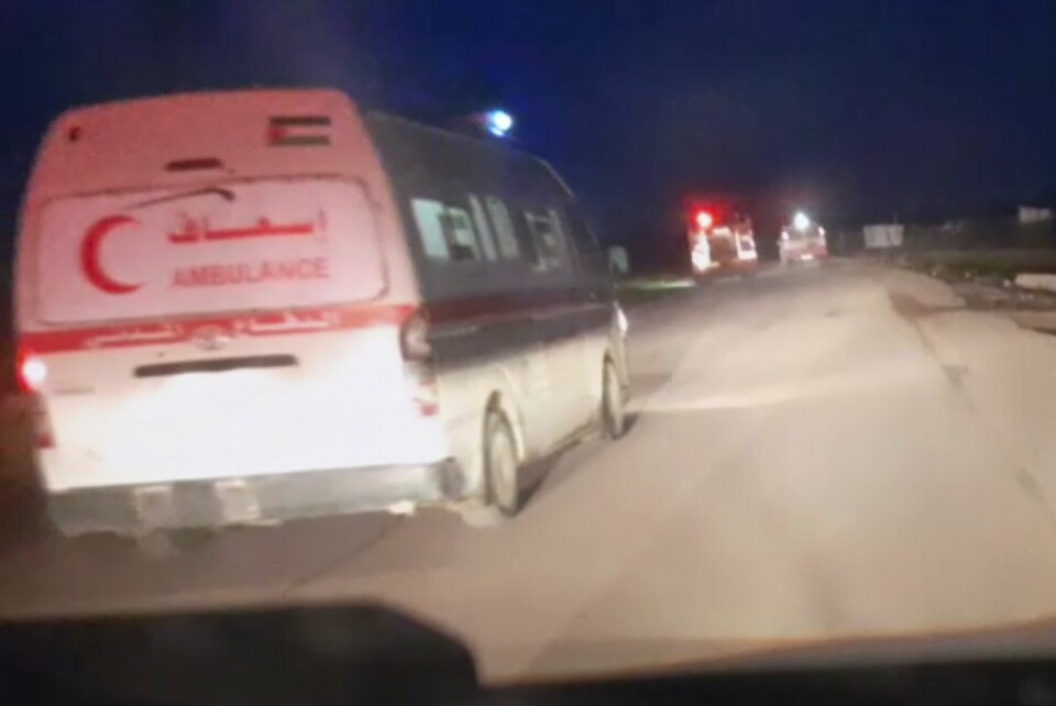 FRA VIDEOEN: Videoen viser at ambulansene var tydelig merket. De hadde sirener og blålys på. Bildet fra en video viser at ambulansene var tydelig merket og hadde sirener og blålys på, stikk i strid med hva Israel har hevdet. Skjermdump fra videoen som også Røde Halvmåne offentliggjorde lørdag. Foto: Røde Halvmåne via AP / NTB