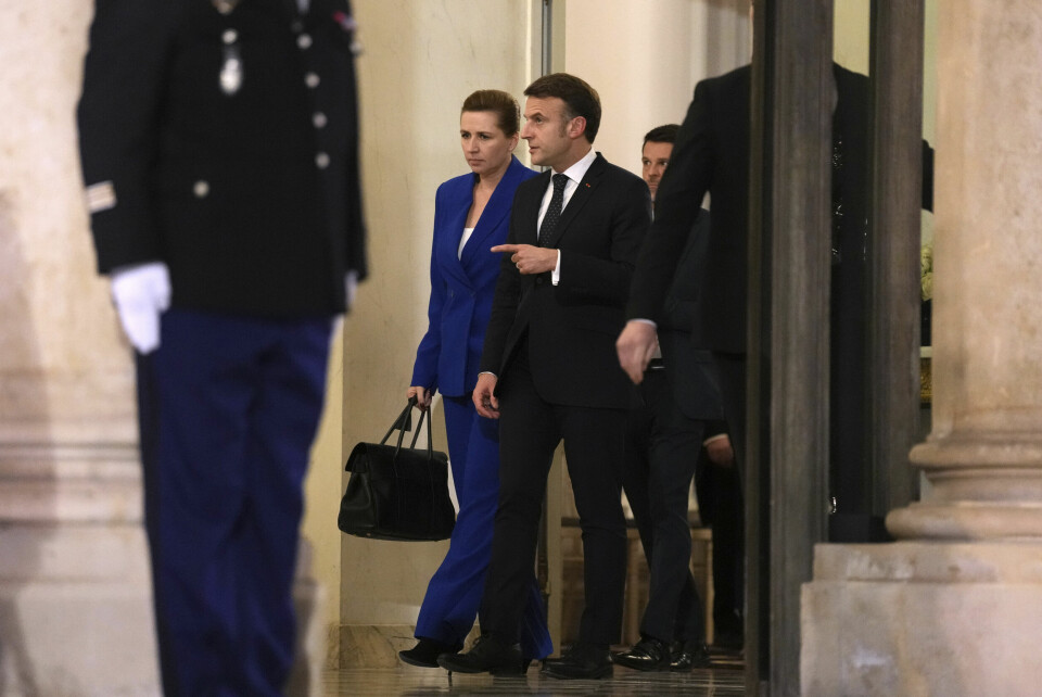 VAR PÅ MØTE: Danmarks statsminister Mette Frederiksen var på møte i Paris mandag. Her snakker hun med Frankrikes president Emmanuel Macron. Danmarks statsminister Mette Frederiksen i samtale med Frankrikes president Emmanuel Macron etter møtet i Paris mandag. Foto: Aurelien Morissard / AP / NTB