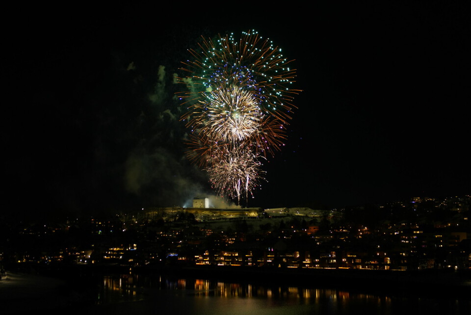 FYRVERKERI: Raketter over Kristiansten festning nyttårsaften 2023 til 2024 i Trondheim. President Kjetil Lein i Nito sier han støtter et forbud mot fyrverkeri fordi folks helse og sikkerhet kommer først. Foto: Joakim Halvorsen / NTB