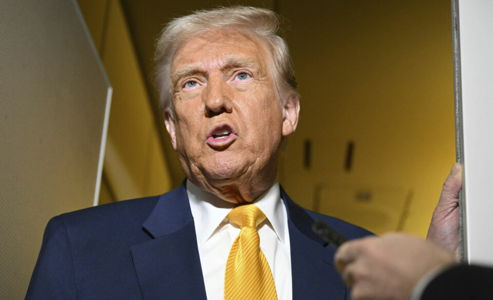 FORESLÅR KUTT: Et notat fra Det hvite hus foreslår kutt i støtte til Nato og FN. President Donald Trump om bord på presidentflyet på vei til Miami lørdag. Foto: AP / NTB