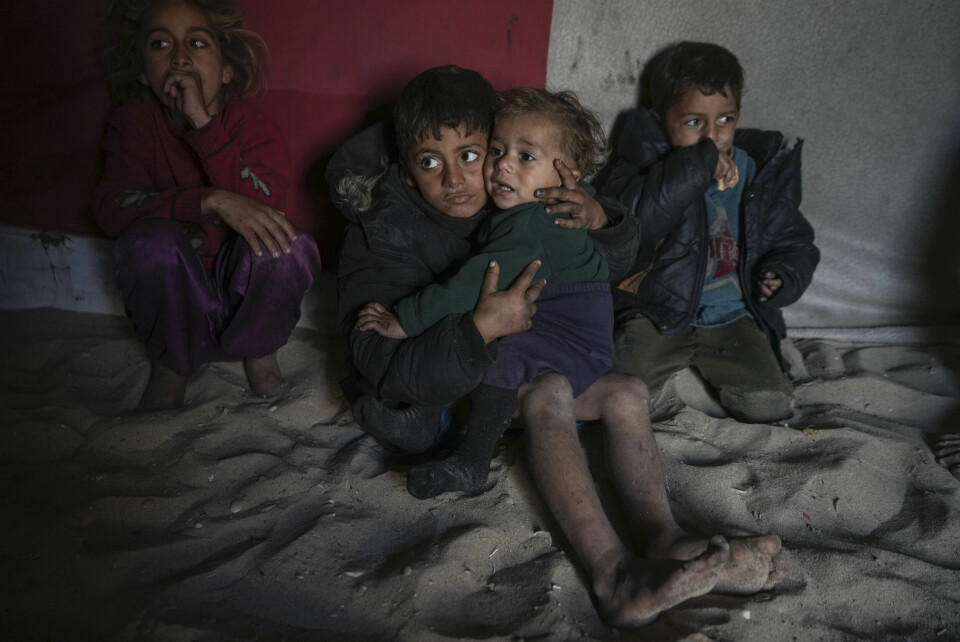 GAZASTRIPEN: Barn på Gazastripen har ingen steder å søke tilflukt fra bomber, kulde, sykdom og sult, sier Unicef. Bildet viser seks år gamle Tamim Marouf, den ti år gamle søsteren hans Hala og fire år gamle broren Malek, som bor i et telt sammen med foreldrene utenfor Deir al-Balah. Foto: AP / NTB