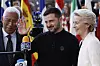 Bildet viser Ukrainas president Volodymyr Zelenskyj (i midten) flankert av EU-president Antonio Costa og EU-kommisjonens leder Ursula von der Leyen på torsdagens EU-toppmøte i Brussel. Foto: Omar Havana / AP / NTB