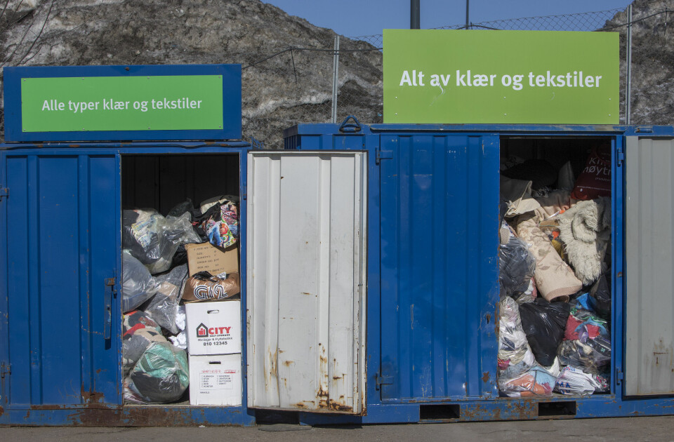 TEKSTILER: Hvor skal du kaste ødelagte tekstiler? Nye regler fra 1. januar sier at du ikke skal kaste det i restavfall. Bildet er av eldre dato og ment som illustrasjon. Bildet viser conteinere med tekstilsøppel. Foto: Ole Berg-Rusten / NTB