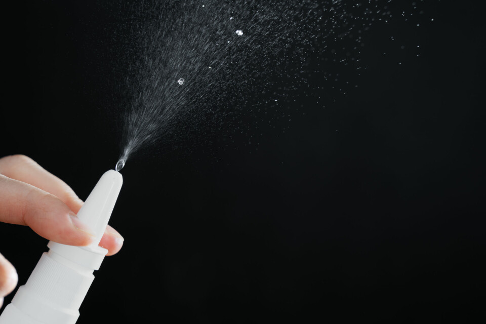 NESESPRAY: Mange nordmenn blir avhengige av nesespray. BESTSELGER: Slimhinneavsvellende nesespray er det nest mest solgte legemiddelet i Norge, etter paracetamol. Foto: Shutterstock / NTB