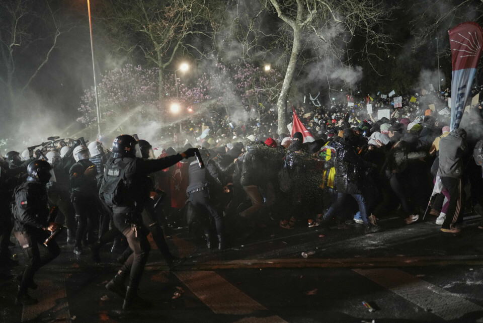 TYRKIA: Ordfører Ekrem Imamoglu ble fengslet. Det har ført til sinne i Tyrkia. Sammenstøt mellom opprørspoliti og demonstranter i Istanbul i går, søndag. Foto: Francisco Seco / AP / NTB
