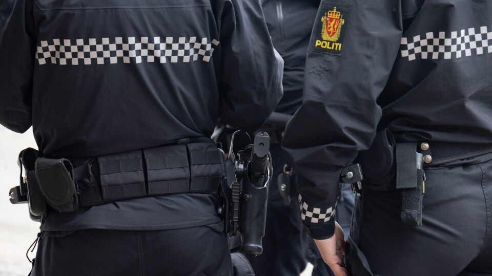 TILLIT: Folk har mindre tillit til politiet. Illustrasjonsbilde av bevæpnet politi. En person pekte på politiet med en pistol flere ganger natt til mandag. Politiet skjøt for å advare under aksjonen.