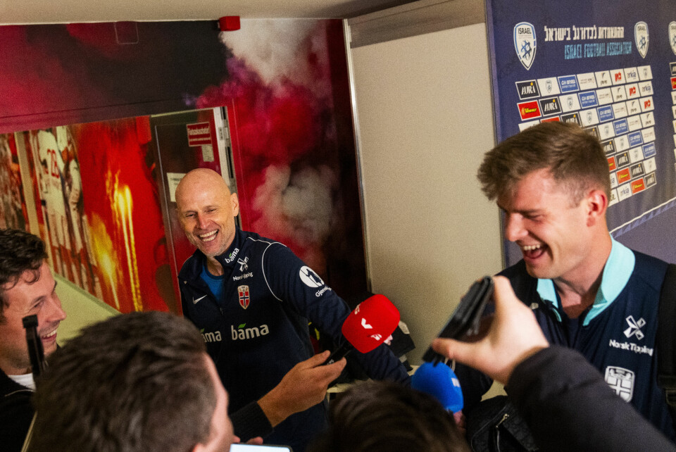 FOTBALL: Alexander Sørloth var i strålende humør etter 4-2-seier over Israel. Ståle Solbakken og Alexander Sørloth i godt humør i intervjusonen på stadion i Debrecen etter 4-2-seieren over Israel. Foto: Fredrik Varfjell / NTB