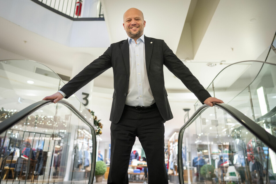 FINANSMINISTER: Trygve Slagsvold Vedum er Norges finansminister. Han er glad for tallene som kom fredag. Bildet viser finansminister Trygve Slagsvold Vedum i trappen på et kjøpesenter. Foto: Heiko Junge / NTB