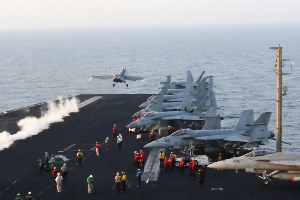 ANGREP: USA startet nye angrep mot houthiene i Jemen lørdag. Amerikanske kampfly har siden lørdag gjennomført angrep mot houthi-mål i Jemen. Foto: U.S Navy / AP / NTB
