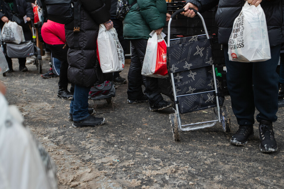 ØKONOMI: 17 prosent sliter med å betale for seg. Det er 7 prosent flere enn i 2021. Bildet er fra Fattighuset som delte ut mat før jul. Det er fleire enn før som står i matkø. Illustrasjonsfoto: Emilie Holtet / NTB / NPK