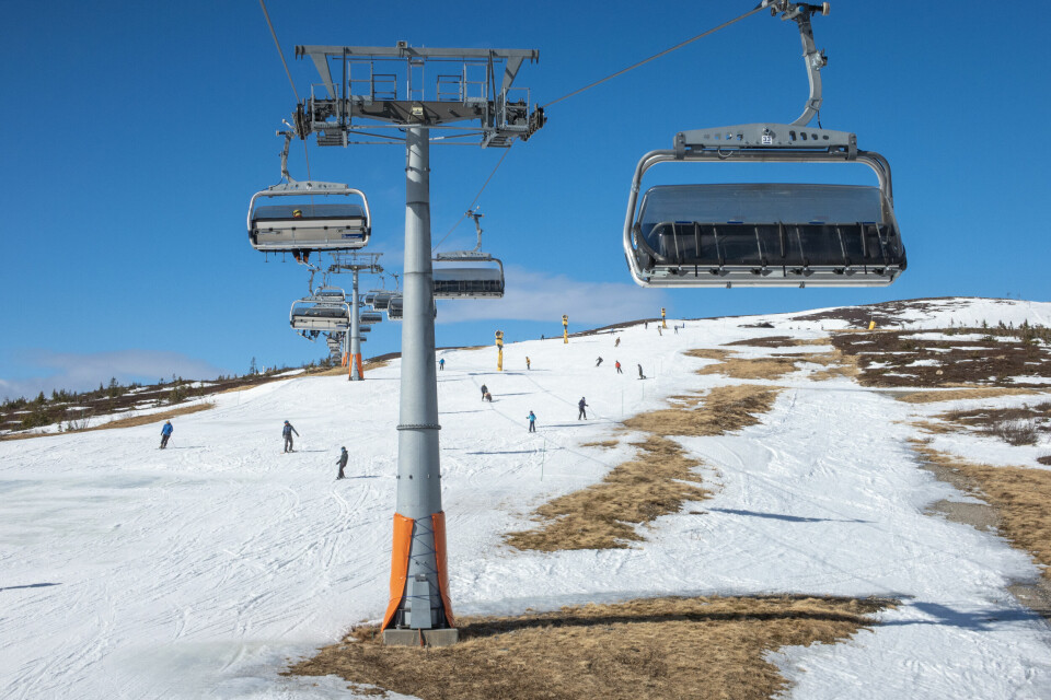 LITE SNØ: Den sene påsken og mildt vær fører til lite snø flere steder. I årets påske er det lite snø i terrenget utanfor alpinløypene i Norefjell Skisenter. Foto: Halvard Alvik / NTB / NPK