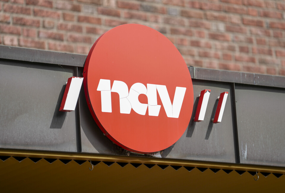 MER PENGER? Mange av Navs satser går opp i løpet av 2025. Bilde av Navs logo på en vegg. Foto: Lise Åserud / NTB