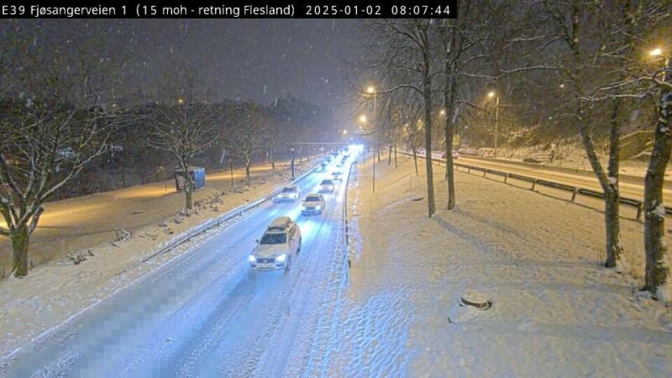 SNØKAOS: Webkamera fra statens vegvesen viser E39 Fjøsangerveien. Det snør i Bergen torsdag morgen. Bildet fra webkamera viser E39 Fjøsangerveien i retning mot Flesland. Foto: Statens vegvesen / NTB