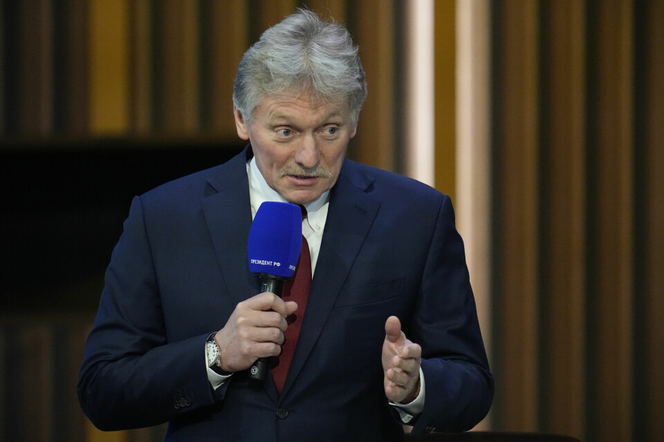 SNAKKER FOR RUSSLAND: Dmitrij Peskov sier at Russland venter på informasjon. Bildet viser Kremls talsmann Dmitrij Peskov på en tidligere pressekonferanse i Moskva. Foto: Aleksandr Zemljanitsjenko / AP / NTB