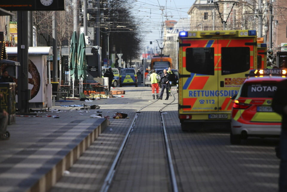 TYSKLAND: En bil har kjørt inn i en folkemengde i byen Mannheim i Tyskland. Nødetatene og politiet er ved Paradeplatz i Mannheim mandag. Foto: Dieter Leder / dpa via AP / NTB