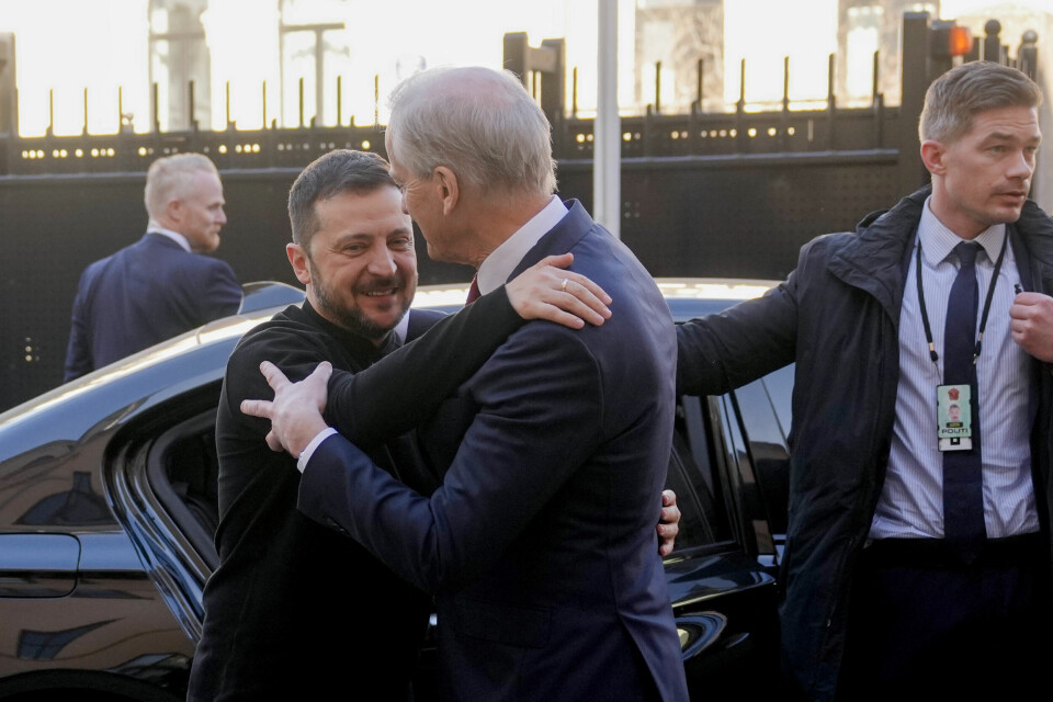 PÅ BESØK: Statsminister Jonas Gahr Støre tok imot president Volodymyr Zelenskyj torsdag ettermiddag. Ukrainas president Volodymyr Zelenskyj fikk en omfavnelse av statsminister Jonas Gahr Støre (Ap) da han ankom. Foto: Javad Parsa / NTB / POOL