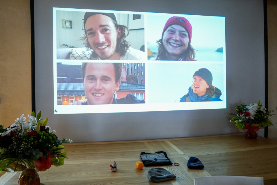 MINNESTUND: Bjarte Selsaas, Jon Håvard Hagerup Appelkvist, Ingrid Velken Kverneland og Emil Tobias Langhus Bye døde i skredulykken i Frankrike. Bildet viser et lerret med bilder av nordmennene som døde i snøskredet i Frankrike forrige onsdag. Foto: Beate Oma Dahle / NTB / NPK