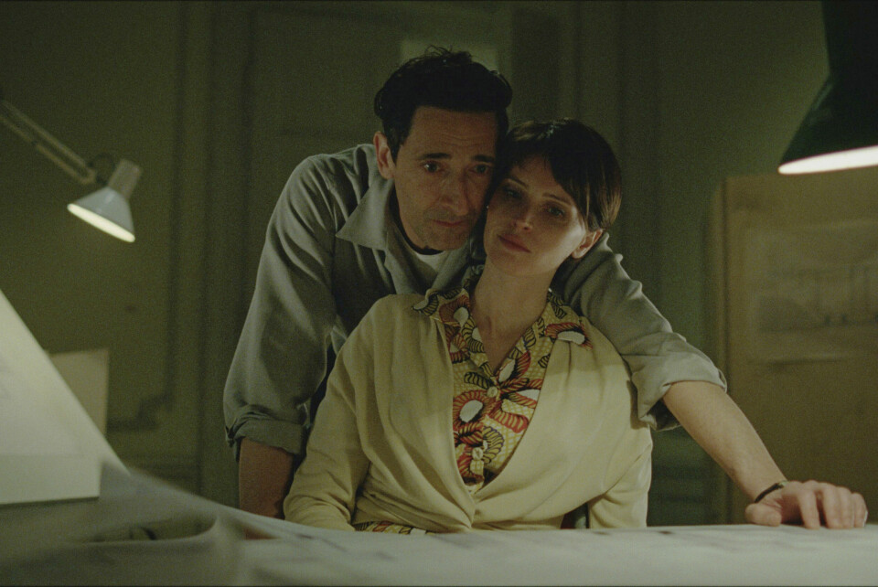 FILM OG TV: Adrien Brody og Felicity Jones i en scene fra filmen «The Brutalist». Brody fikk prisen for beste mannlige hovedrolle i en dramafilm. Bildet viser Adrien Brody og Felicity Jones i en scene fra filmen «The Brutalist». Brody fikk prisen for best mannlige hovedrolle i en dramafilm