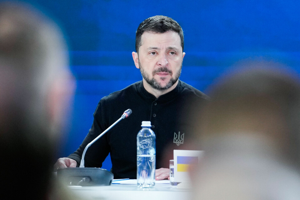 AVTALE: USA og Ukraina skal ha blitt enige om en avtale om å utvinne mineraler i Ukraina. Bilde av den ukrainske presidenten Nikolay Zelenskyj på et møte i februar. Foto: NTB