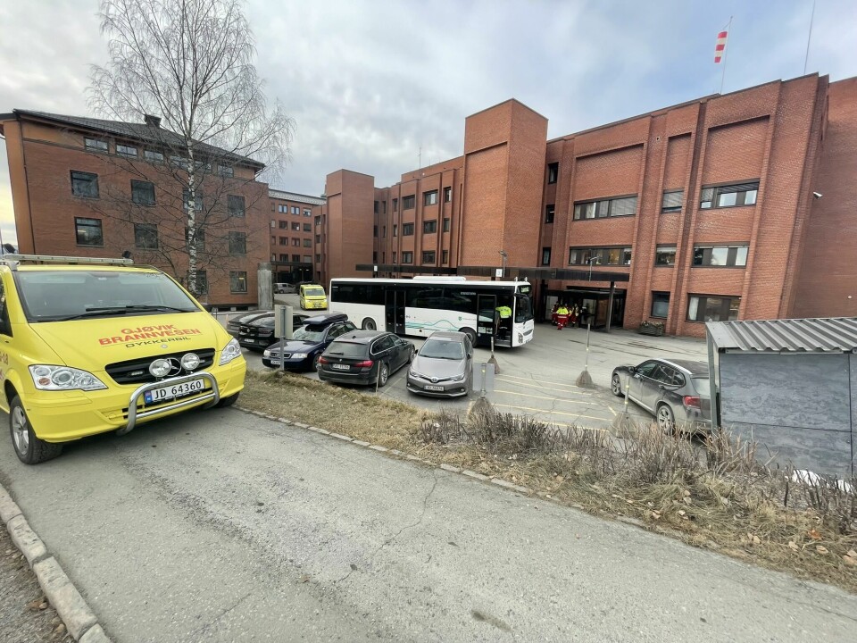 ULYKKE: En mann er død og flere er skadet etter kollisjon i Gjøvik. En buss og en bil kolliderte torsdag morgen på Gjøvik. Sykehuset Innlandet Gjøvik har tatt imot flere skadede. Foto: Torbjørn Aurvåg / Gjøviks blad / NTB