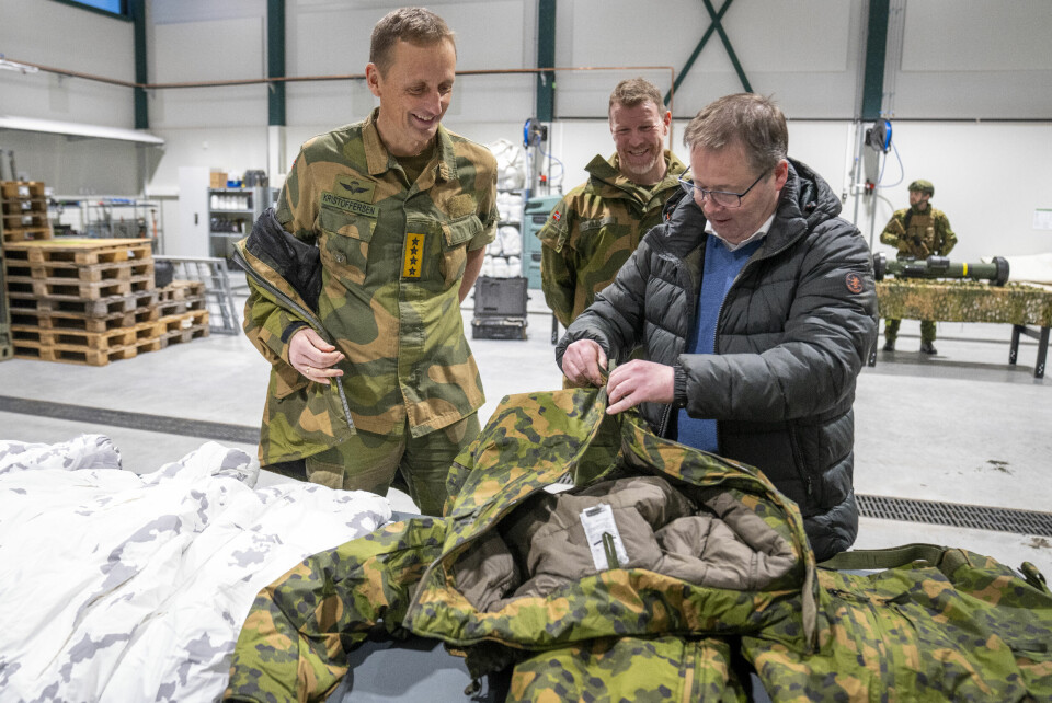 NY UNIFORM: Forsvarssjef Eirik Kristoffersen og forsvarsminister Bjørn Arild Gram ser på forsvarets nye uniformer. Forsvarsminister Bjørn Arild Gram og forsvarssjef Eirik Kristoffersen ser på Forsvarets nye uniformer ved Garnisonen i Sør-Varanger i Kirkenes fredag. Foto: Heiko Junge / NTB