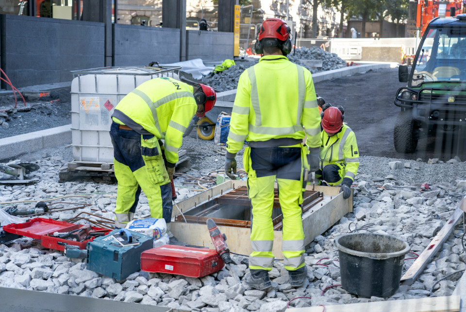 FAGBREV: Flere fagarbeidere får jobb raskt. Bygg- og anleggsarbeidere er en av gruppene som det er størst mangel på, ifølge bedriftene som har svart på NHOs årlige undersøkelse. Foto: Gorm Kallestad / NTB