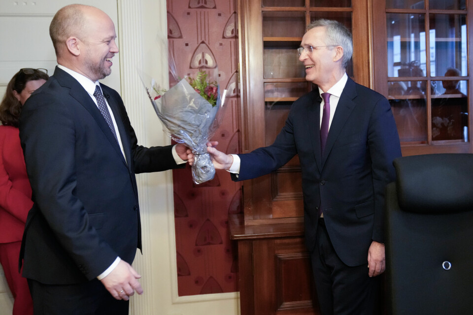 FIKK BLOMSTER: Jens Stoltenberg er ny finansminister. Her er han sammen med tidligere finansminister Trygve Slagsvold Vedum. Bildet viser Trygve Slagsvold Vedum (Sp) og Jens Stoltenberg (Ap). Foto: Heiko Junge / NTB