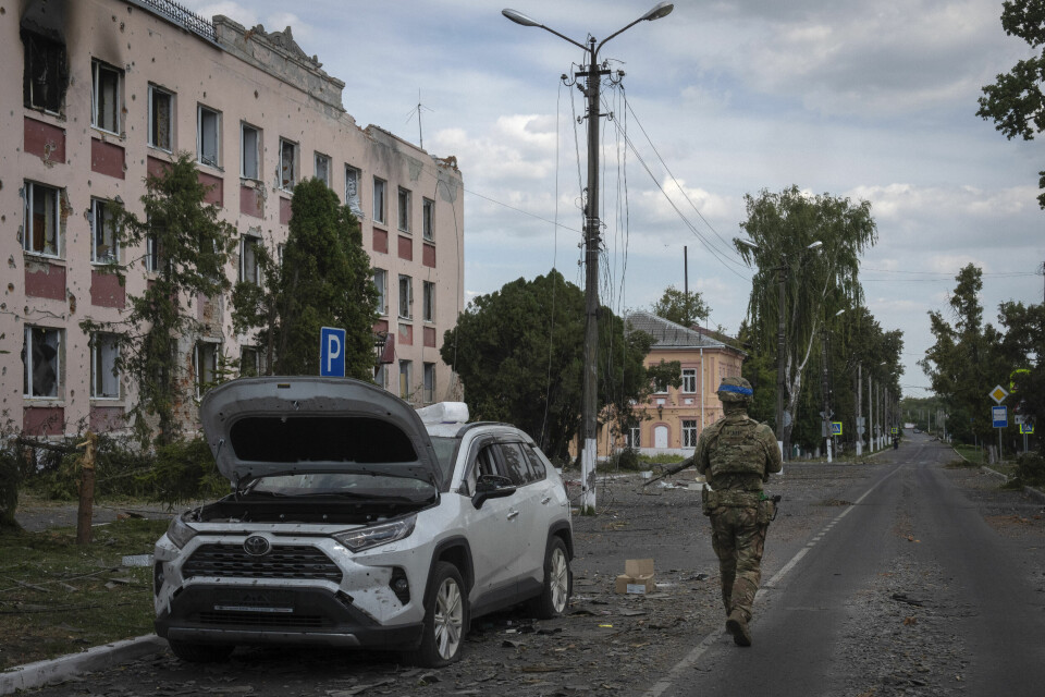 KRIG: Ukraina tok kontroll over byen Sudzja i Kursk-regionen i fjor høst. En ukrainske soldat går nedover gaten i Sudzja. En ukrainsk soldat patruljerer i gatene i Sudzja i den russiske Kursk-regionen i august i fjor. Foto: AP / NTB