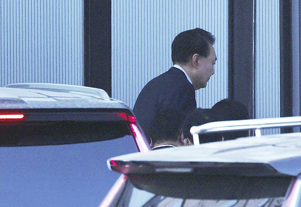 PÅGREPET: President Yoon Suk-Yeol ble pågrepet onsdag. Bildet viser Sør-Koreas suspenderte president Yoon Suk-yeol når ankommer han antikorrupsjonskontorets (CIO) lokaler i byen Gwacheon etter pågripelsen. Foto: Korea Pool via AP / NTB