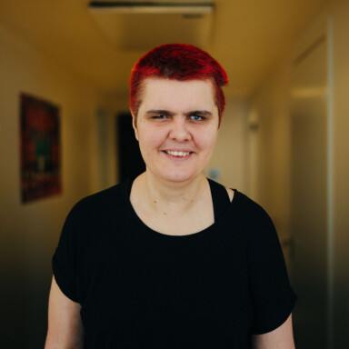 Mirnesa har aldri sett en bokstav, men leser hver eneste dag