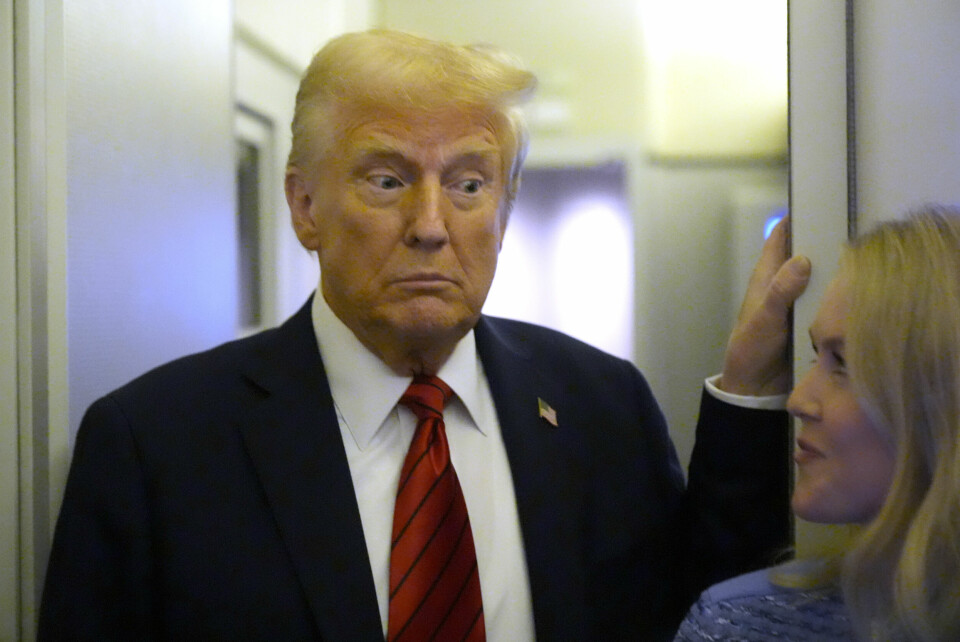 PRESIDENT: Donald Trump ble nylig innsatt som USAs president. Eksperter mener det truer demokratiet. USAs president Donald Trump, her sammen med sin pressetalsperson Karoline Leavitt, spøkte mandag med tanken om en tredje presidentperiode. Den amerikanske grunnloven har siden 1951 satt grensen ved to periode, noe som også var sedvane fra George Washingtons dager. Kun Franklin D. Roosevelt har sittet i flere perioder; Han døde tidlig i det som ville blitt hans fjerde fireårsperiode. Foto: Mark Schiefelbein / AP / NTB