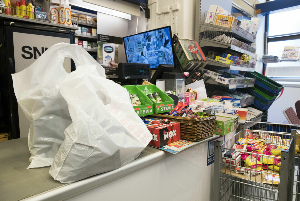 PLASTPOSER: Fra 1. april øker kontigenten til plastposer til Handelens Miljøfond med 1 krone. Platposeforbruket til nordmenn har gått ned med en million poser siden 2016. Foto: Berit Roald / NTB