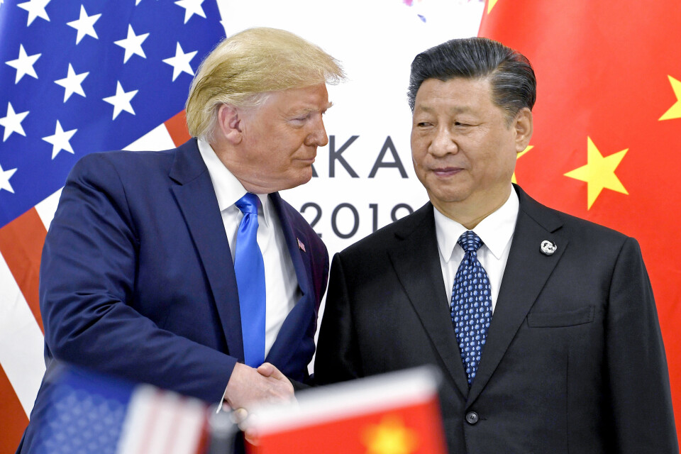 TOLL OG URO: USAs president Donald Trump gjør verden urolig med avgiften toll. Kina må nå takle en svært høy toll på sine varer i USA. Til høyre er Kinas president Xi Jinping. Bildet viser USAs president Donald Trump (t.v.) og Kinas president Xi Jinping i 2019. Handelskrigen mellom verdens to største økonomier trappes stadig opp. Foto: Susan Walsh / AP / NTB