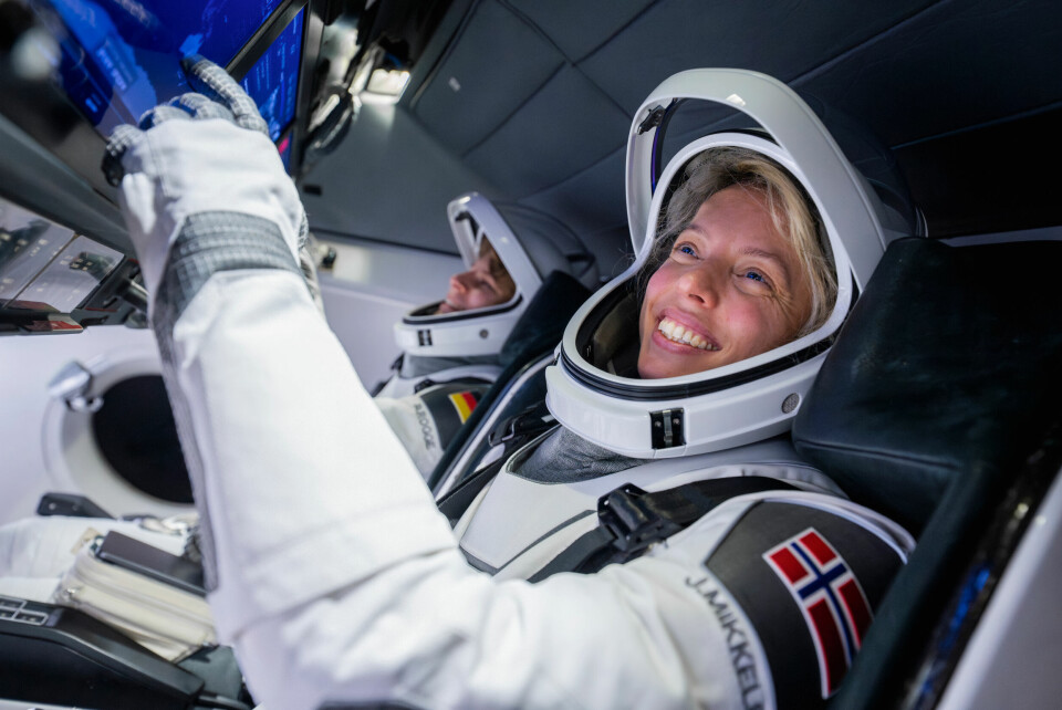 KLAR FOR LANDING: Den norske astronauten Jannicke Mikkelsen kommer tilbake til jorda fredag ettermiddag norsk tid. Jannicke Mikkelsen vart den første kvinna som representerer Noreg i verdsrommet, med det norske flagget på romdrakta under romferda Fram2. Foto: SpaceX / Fram2 / Handout / NTB / NPK
