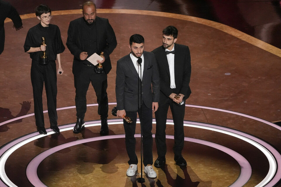 OSCAR: «No Other Land» vant Oscar for beste dokumentar natt til mandag. Filmen har norske produsenter. Prisvinnerne på scenen Los Angeles søndag. Fra venstre Rachel Szor, Hamdan Ballal, Basel Adra og Yuval Abraham. Foto: Chris Pizzello / AP / NTB