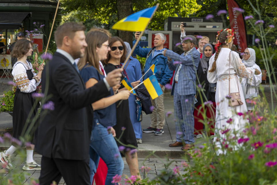 2023: Mange tusen ukrainere har kommet til Norge siden vinteren 2022. Bildet er tatt i 2023 under en markering av uavhengighetsdagen til Ukraina. Bildet viser ukrainere som markerte uavhengighetsdagen til Ukraina i Oslo sentrum i august 2023. Mange tusen ukrainere har kommet til Norge siden landet ble invadert av Russland. Nå få de forlenget oppholdet med ett år. Foto: Frederik Ringnes / NTB