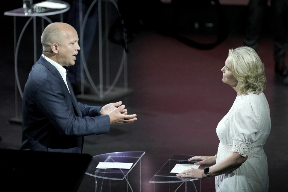 POLITIKK: Senterparti havnet under sperregrensa på ny måling. Trygve Slagsvold Vedum (til venstre) går motsatt vei av det Sylvi Listhaug og Fremskrittspartiet gjør. De har veldig gode målinger for tiden. Senterpartiet havner under sperregrensa i Sentios partimåling for desember, mens Frp gjør sin beste måling siden 2009. Her er partilederne Trygve Slagsvold Vedum og Sylvi Listhaug i debatt under Arendalsuka i 2023. Foto: Heiko Junge / NTB