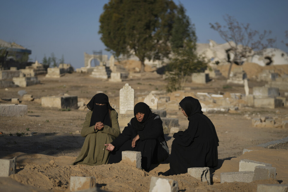 NYE TALL: En ny studie viser at tallet på døde på Gazastripen kan være mye høyere enn hva vi har trodd. Bildet viser tre kvinner som sørger på en grav i Gaza. Foto: Abdel Kareem Hana / AP / NTB