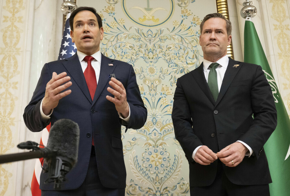 I SAUDI-ARABIA: USA og Ukraina ønsker våpenhvile i Ukraina. På bildet er USAs utenriksminister Marco Rubio. Til høyre står Mike Waltz, som er USAs sikkerhetsrådgiver. Bildet viser utenriksminister i USA Marco Rubio (t.v.) og Mike Waltz, USAs nasjonale sikkerhetsrådgiver. De møtte pressen etter møtet i Jeddah. Foto: Saul Loeb / Pool / AP / NTB