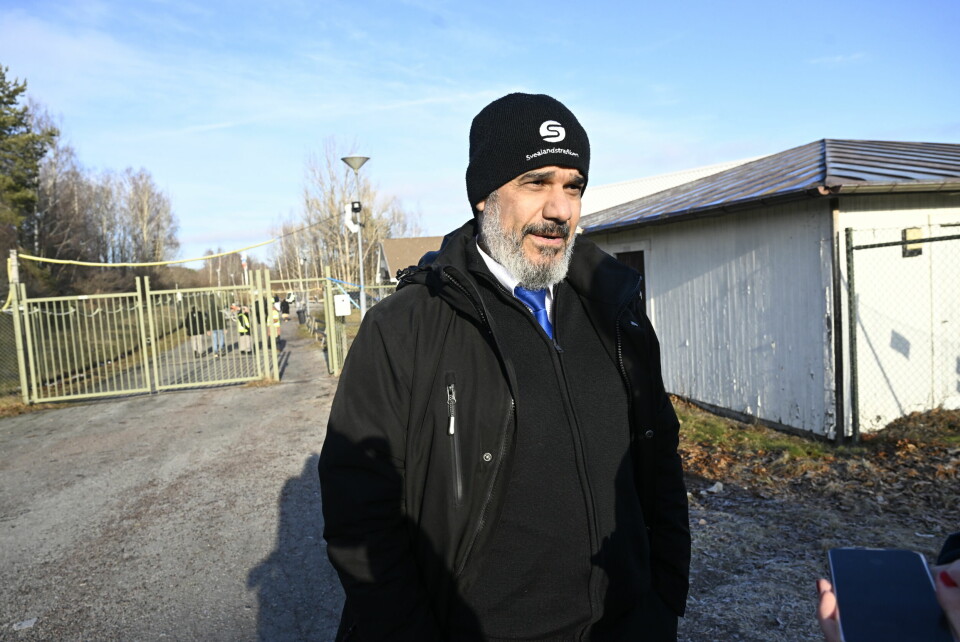 UROLIG: Hassan Al-Essa kom til Sverige for 33 år siden. Landet har forandret seg siden han kom dit, sier han. Hussein Al-Essa på vei til fredagsbønn i Örebro. Foto: Fredrik Sandberg / TT / NTB